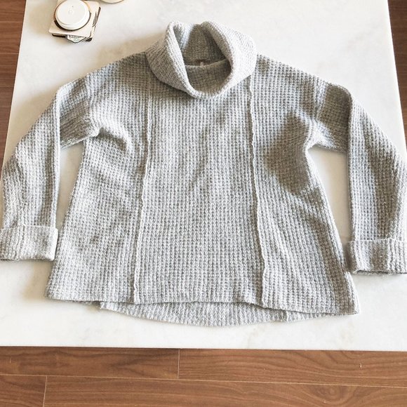 Free People oversize waffle knit grey wool sweater, funnel neck, turtleneck cowl - Picture 2 of 12